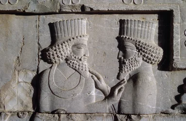 Dois dignitários, da ala norte da fachada leste da escada de Apadana, 500-480 aC